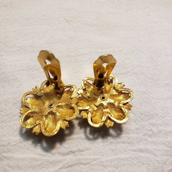 Stunning Vintage Napier Goldtone Clip on Floral Earrings with Rhinestones - Picture 3 of 6